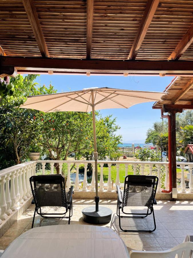Casa Lia-Beach Front Villa Nea Kallikrateia المظهر الخارجي الصورة
